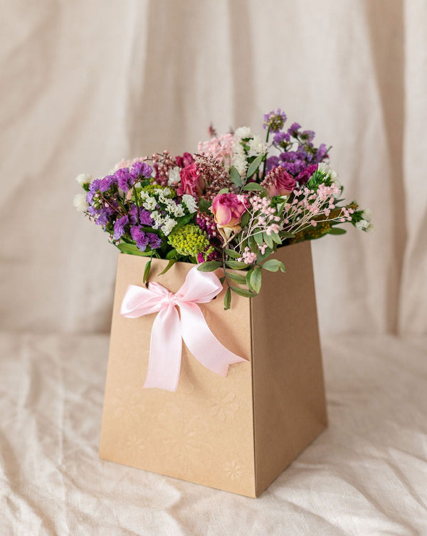 Caja decorativa con flores silvestres