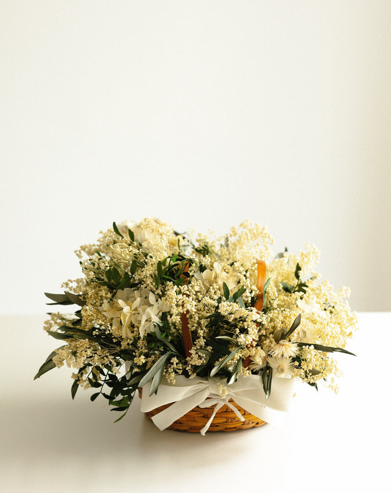 flores silvestres blancas cesta